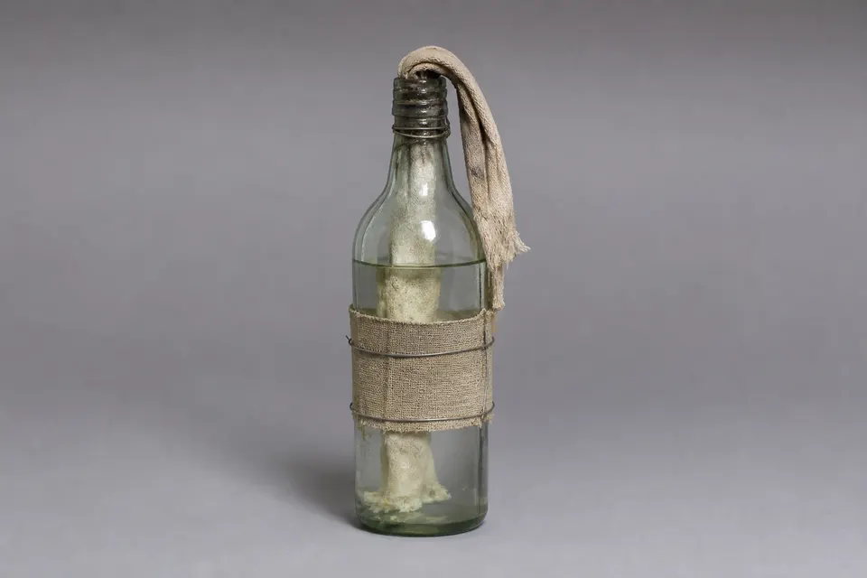 莫洛托夫鸡尾酒（芬兰使用代表） · 正面